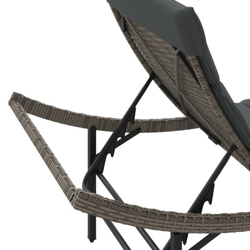 2 db szürke polyrattan napozóágy asztallal