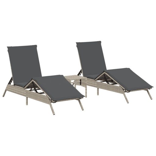 2 db világosszürke polyrattan napozóágy asztallal
