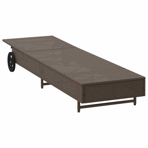 Barna polyrattan napozóágy párnával és kerekekkel