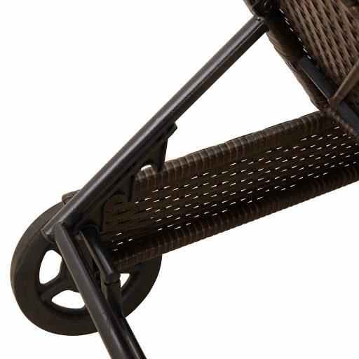 Barna polyrattan napozóágy párnával és kerekekkel