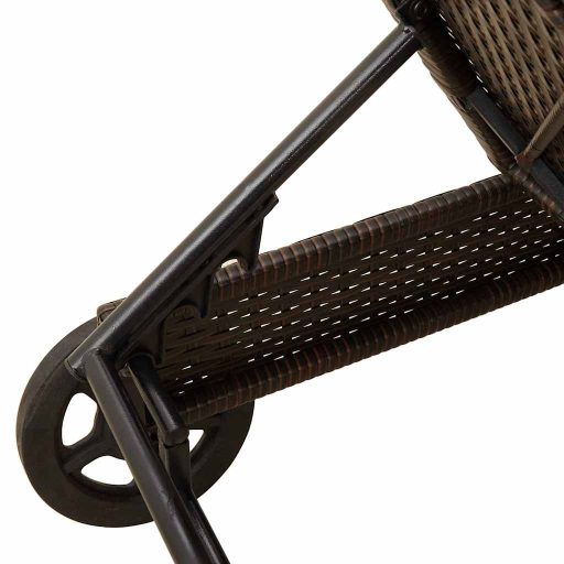 Barna polyrattan napozóágy párnával és kerekekkel