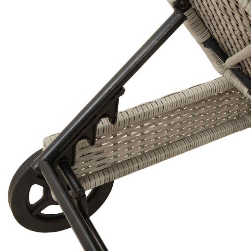 Világosszürke polyrattan napozóágy kerekekkel és párnával